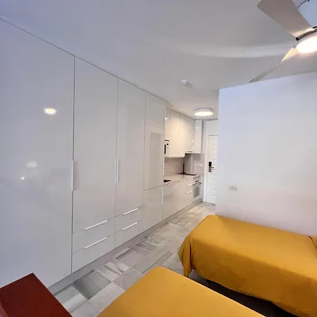 Apartment Modern Studio With Garden View